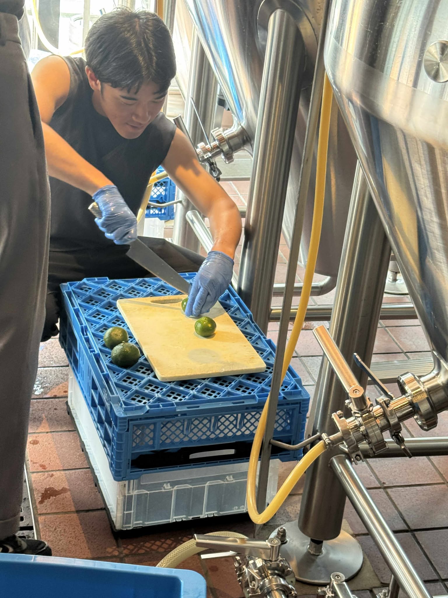 クラフトビール「THE FISH」の仕込みに使用するライムを工場内でカットする作業風景