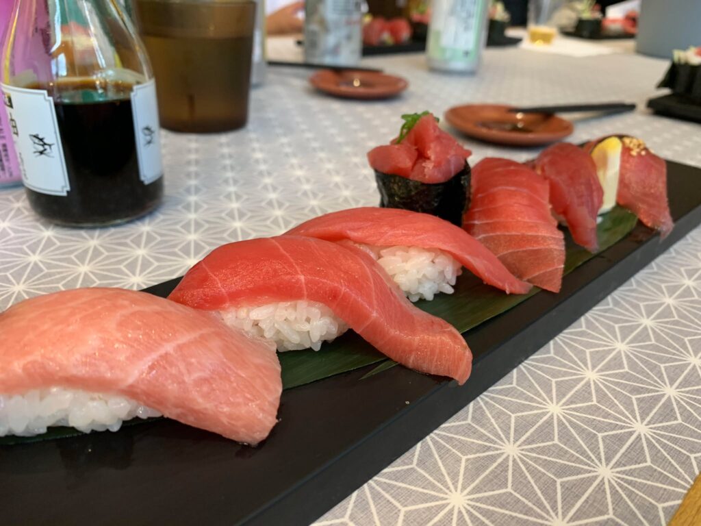 新鮮なマグロの握り寿司が並ぶ美しい一皿|THE FISHと寿司のペアリングを象徴するビジュアル