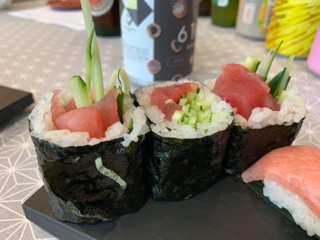マグロときゅうりを使った巻き寿司と握り寿司の一皿|THE FISHとのペアリングに最適な海の恵み