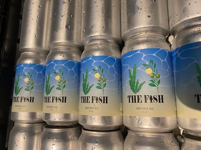 冷蔵ケースに並ぶクラフトビール「THE FISH」Hazy Pale Aleの缶|海の恵みを感じるサステナブルな商品