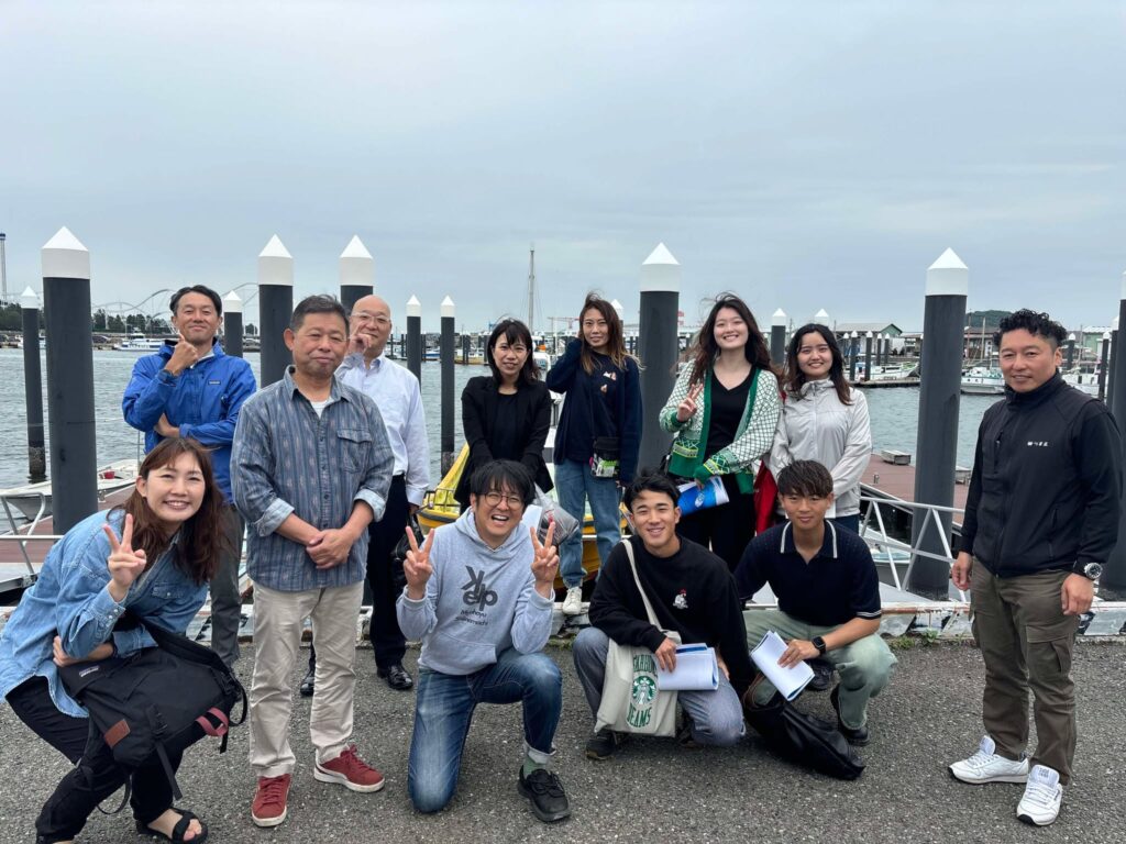 海と人をつなぐクラフトビール「THE FISH」開発メンバーの集合写真（横浜・金沢漁港にて）