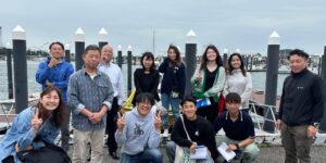 海と人をつなぐクラフトビール「THE FISH」開発メンバーの集合写真（横浜・金沢漁港にて）