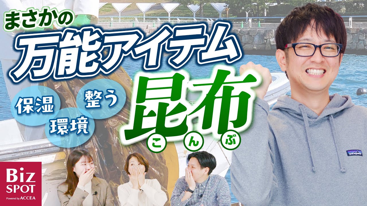 海の生き物をテーマにしたアート作品を囲む子どもたちと大人の集合写真